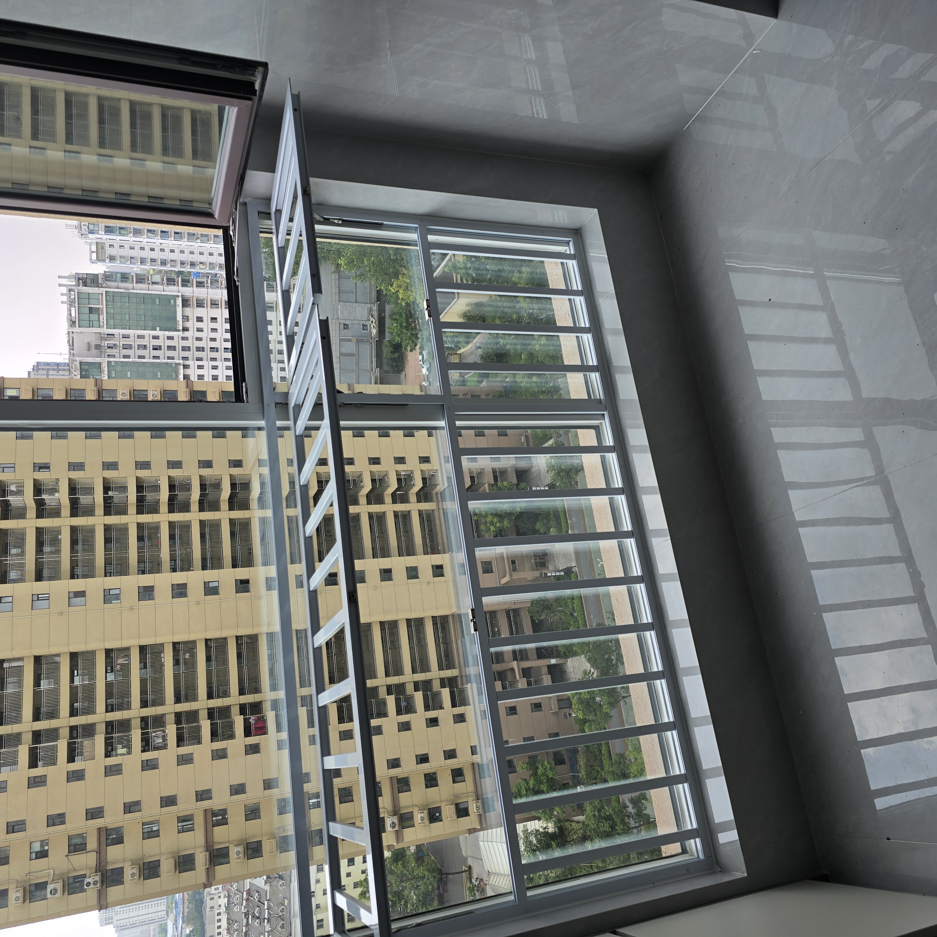 湖北3岁女童家门口坠亡家属起诉物业今日开庭父亲发声：妻子因自责精神出问题了