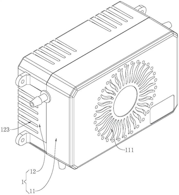 具体涉及一种臭氧发生器,包括外壳,外壳包括对合设置的第一壳体和第二