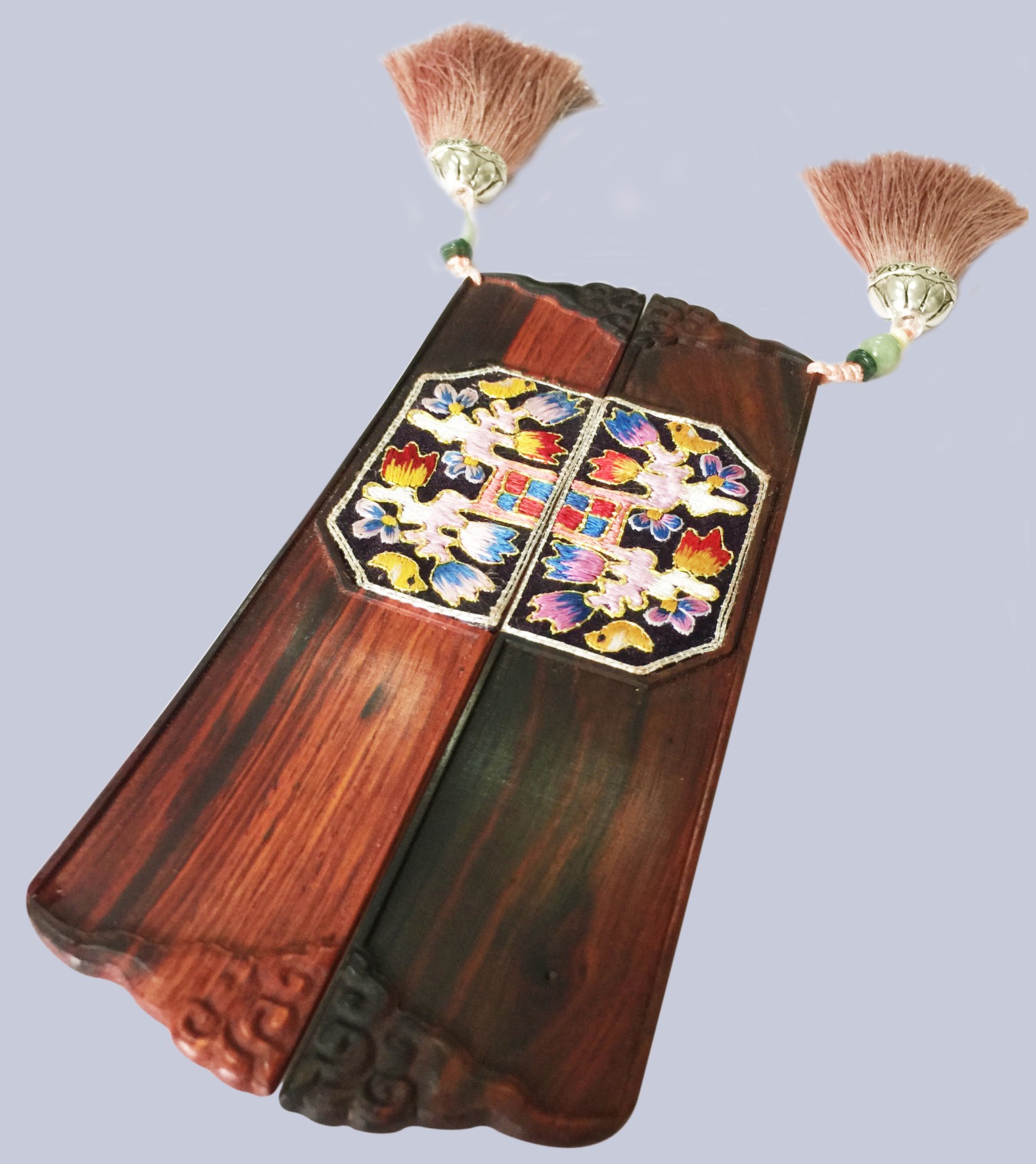 摘要附图摘要1.本外观设计产品的名称:苏绣书签(2).2.