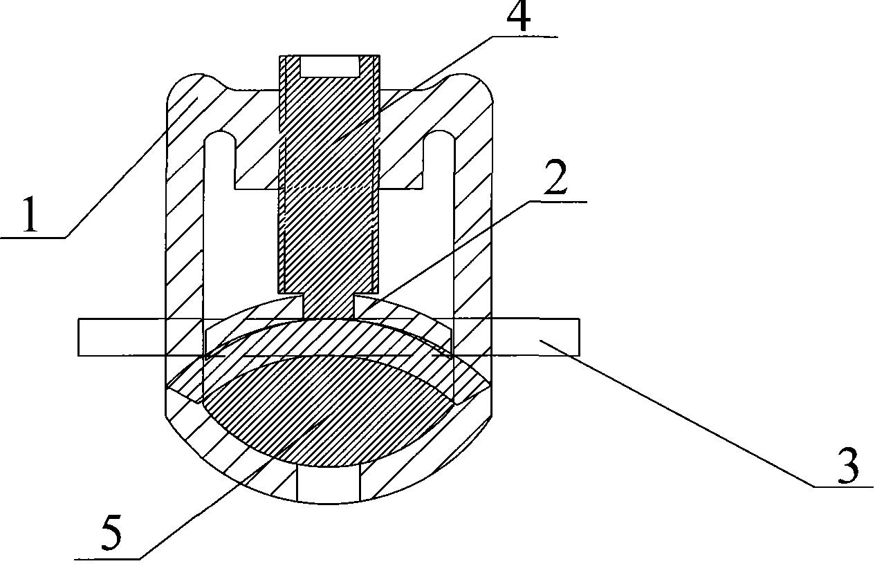 提供一种电加热器连接固定夹结构,包括端子固定夹,增压片和铜接线鼻