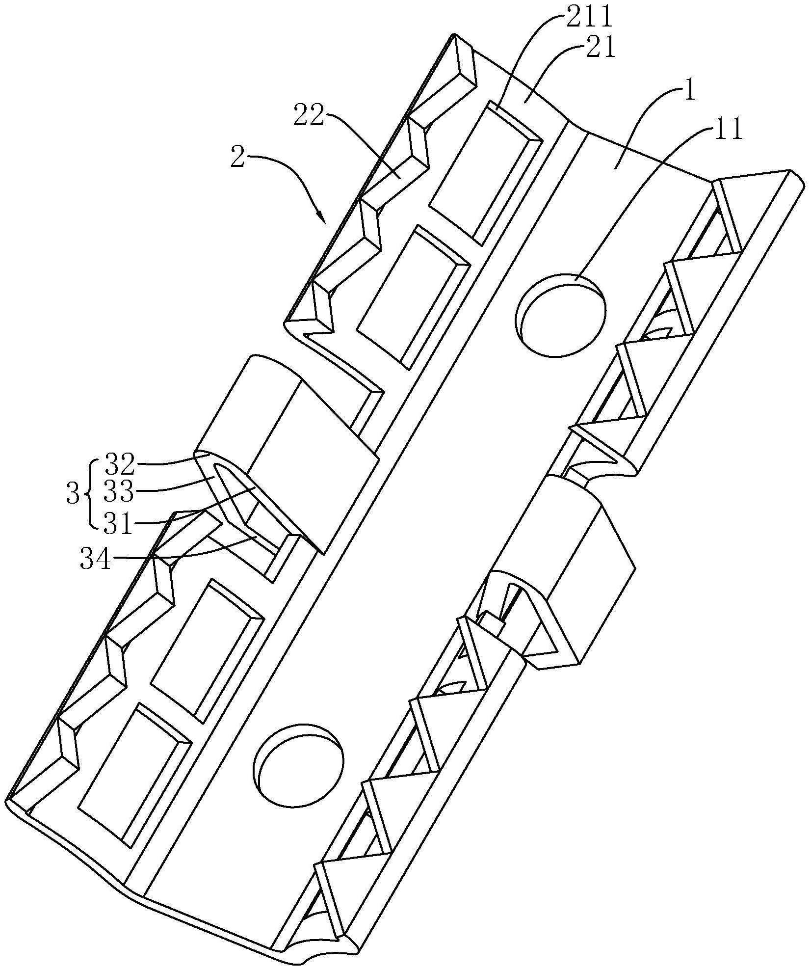 卡扣,其包括本体,所述本体上设置有连接橡胶条的夹持结构以及与饰条