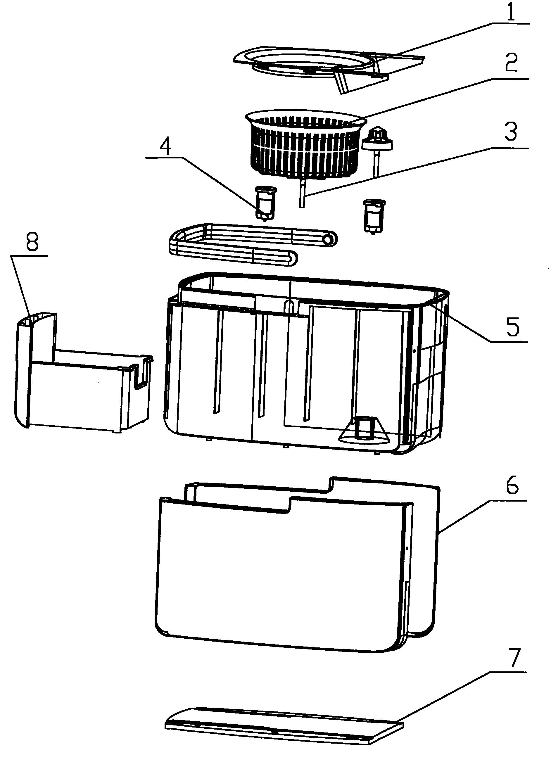 了一种拖把桶,包括桶体,桶体的一侧底面设有凸台,凸台上设有甩干篮,所