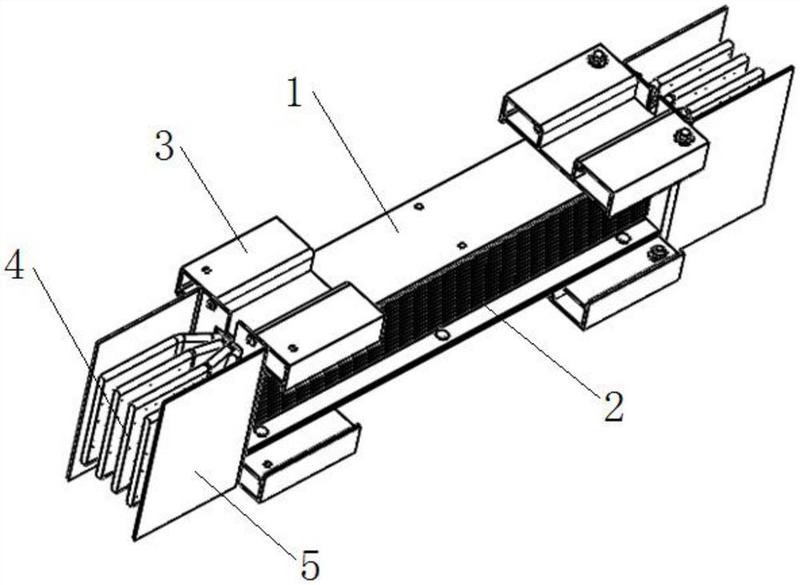 本实用新型涉及一种组合型母线槽,包括一对侧板和盖板,盖板为板状结构