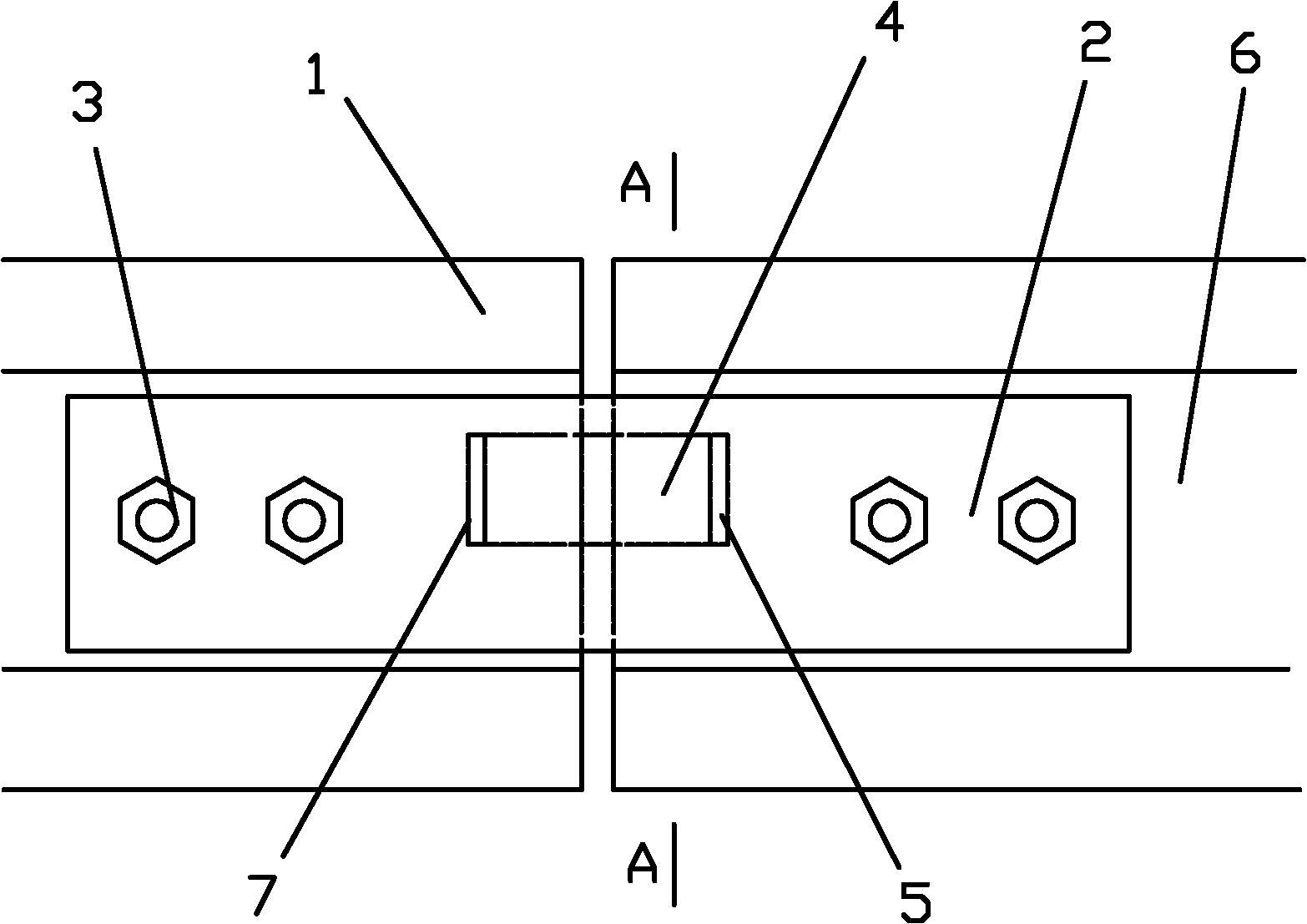 附图摘要本实用新型涉及减振铁路轨道,它包括两对接的钢轨和两夹板,两