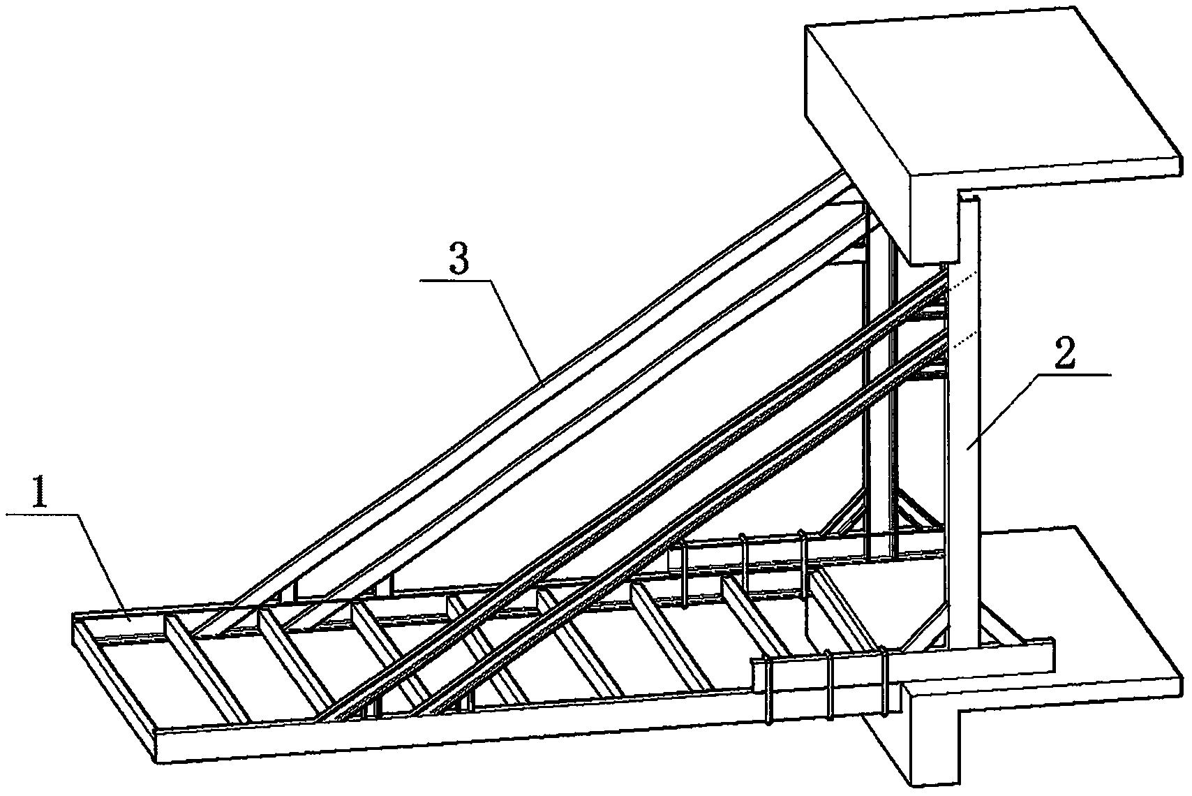 外挂式卸料平台,包括平台,立柱,斜拉杆,立柱顶端横向梁及平台围护结构