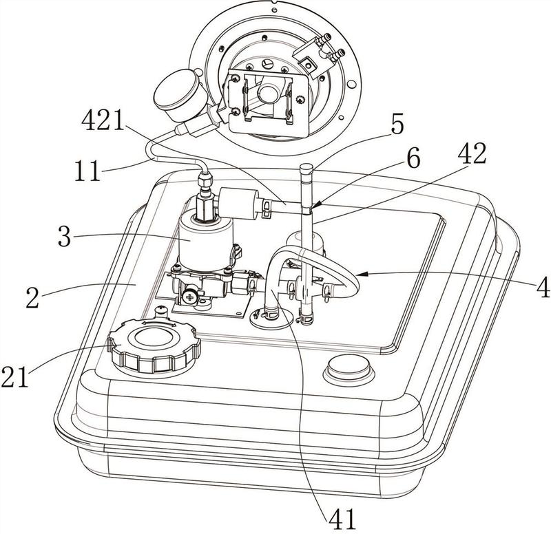 包括取暖器本体上的油箱,油箱配合设有油泵,油箱呈密闭式结构,其与