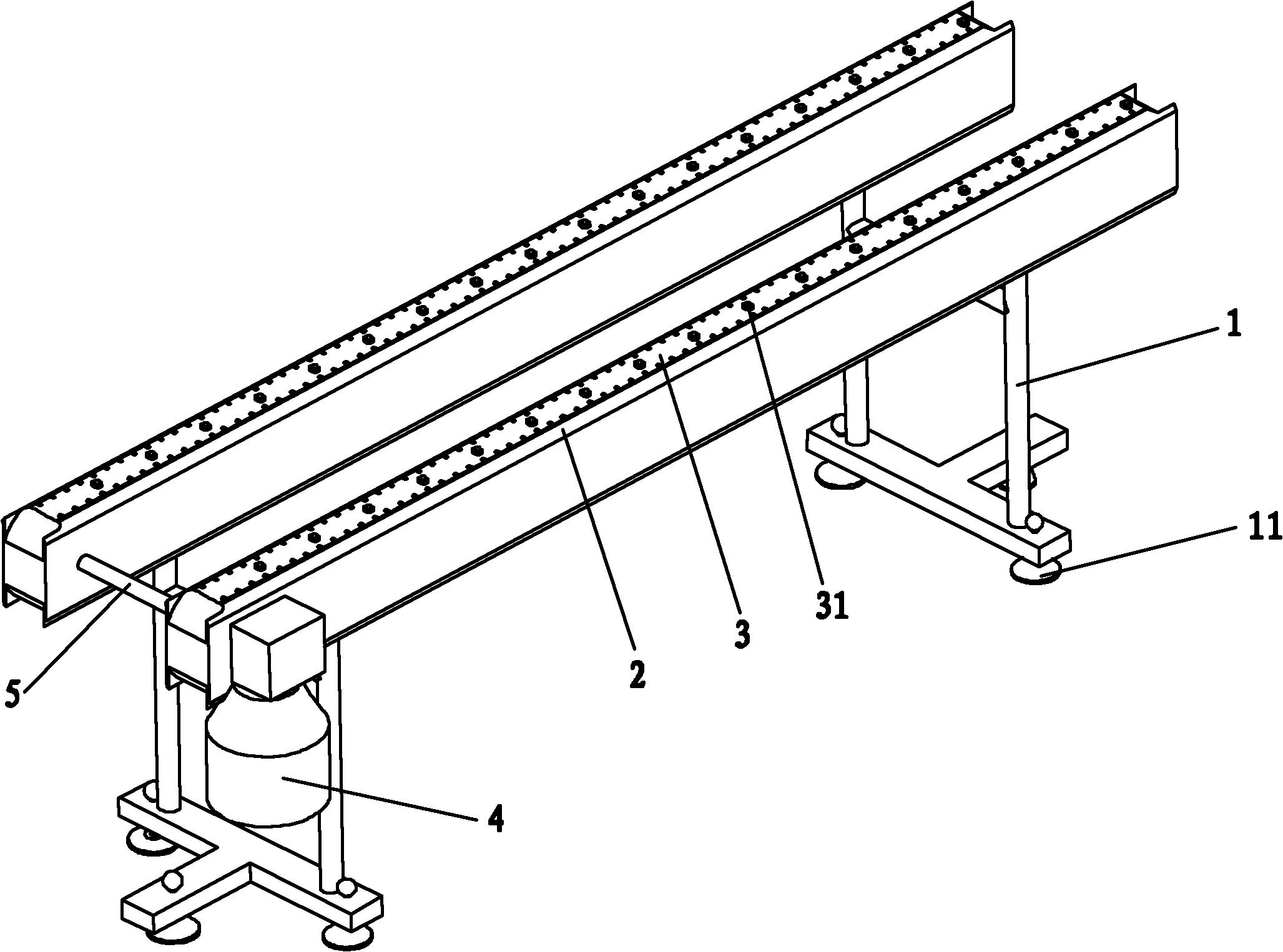 机构,包括传送架,链板传送带及带动该链板传送带在该传送架上传动的