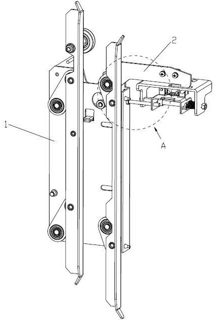 门锁异步门刀,在异步门刀的一侧设有固定在电梯轿门装置的门机底板上