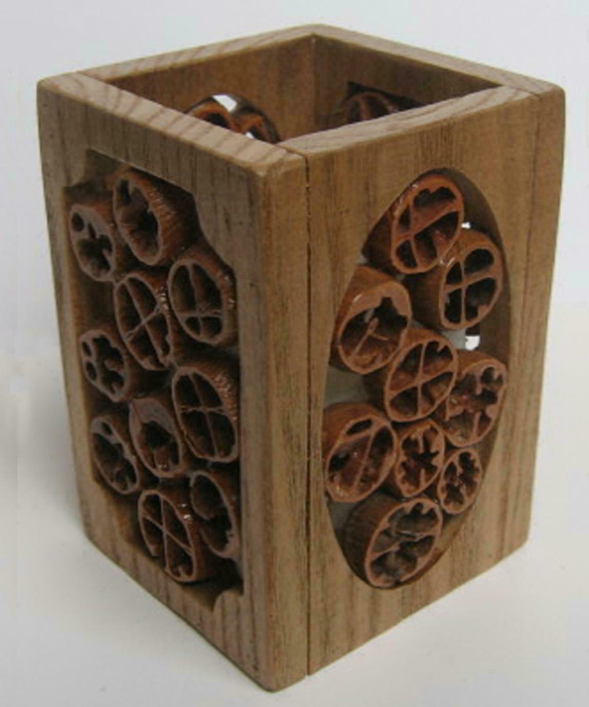 摘要附图摘要1.外观设计产品名称:笔筒(长方体形).2.