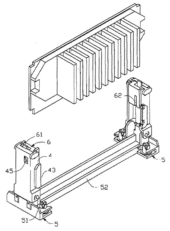 该夹持装置包括有基座,两侧臂及两卡扣部,其中两侧臂位于基座上,且于