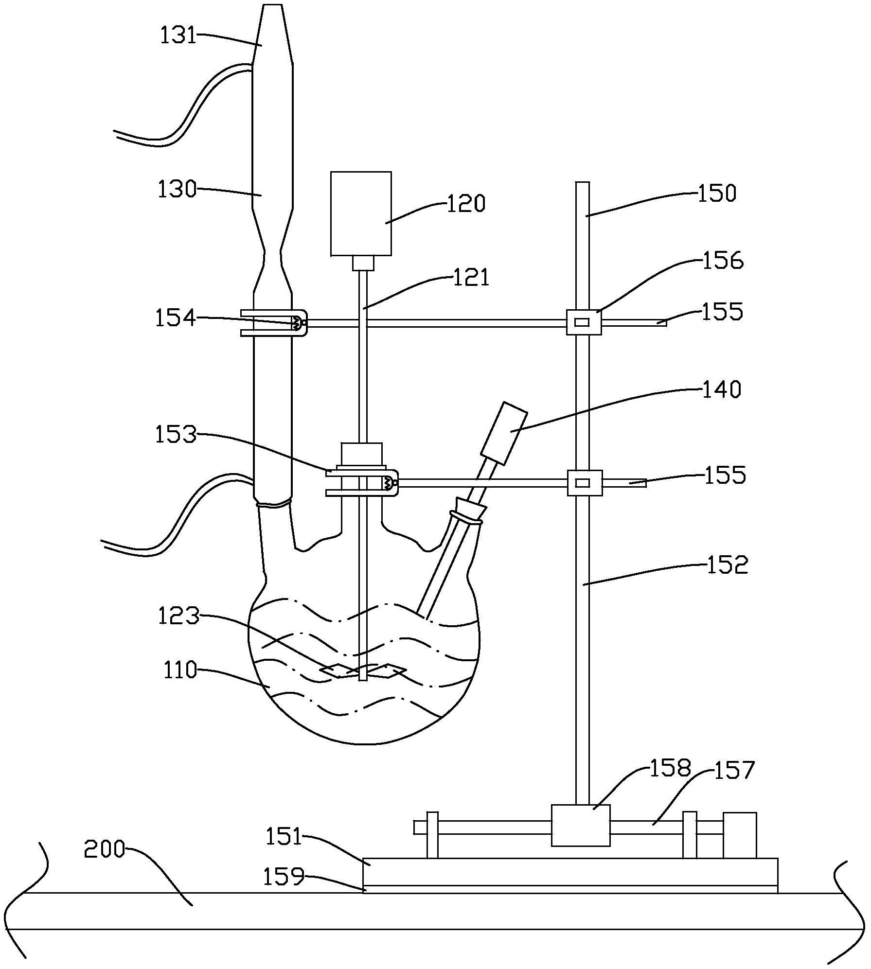 摘要附图摘要本实用新型公开了一种蒸馏装置,包括四口烧瓶,搅拌装置