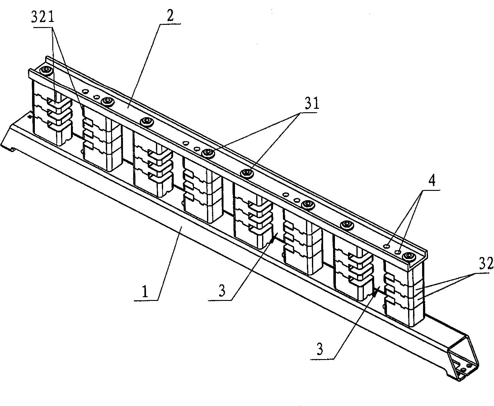 在安装支座上并排设置有若干组母线夹持部件,每一组母线夹持部件包括