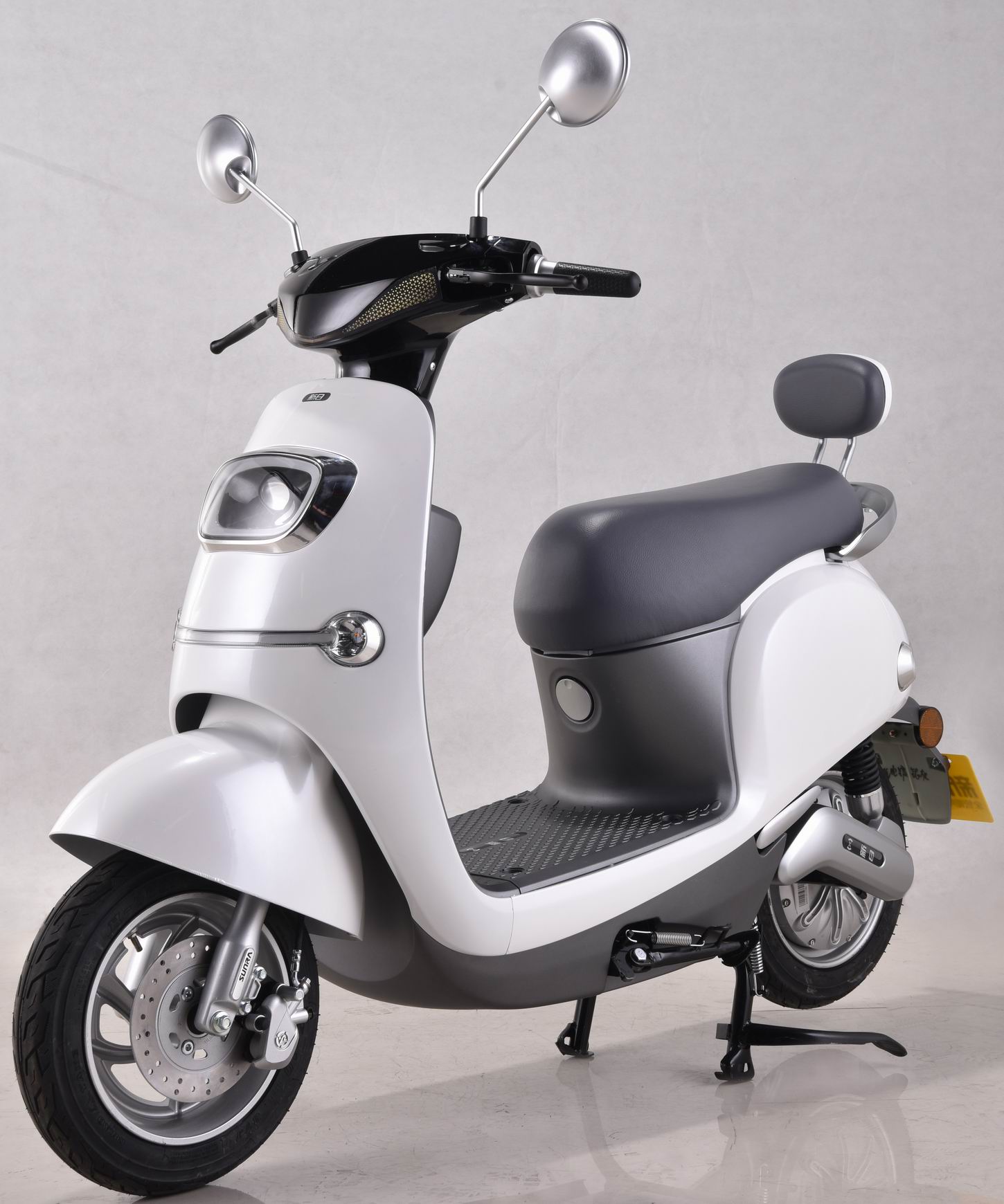 摘要附图摘要1.本外观设计产品的名称:电动车(风雅eq).2.