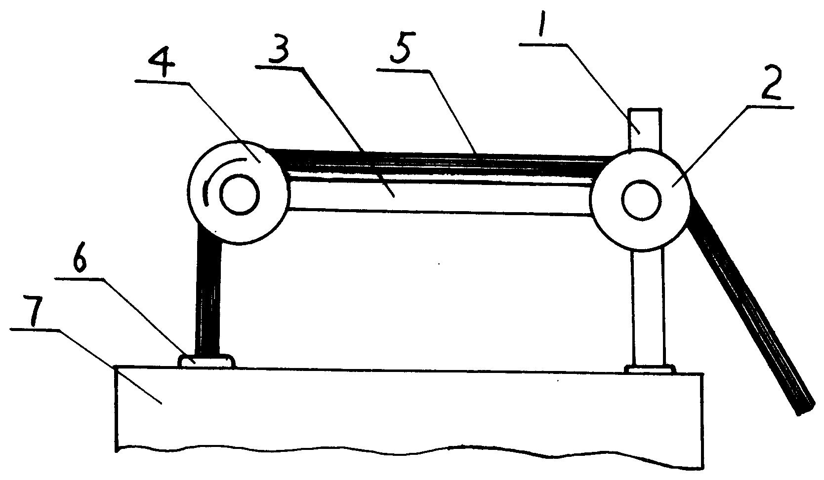 了一种梳棉机圈条器导条装置,该装置具有一个安装在圈条器上的立柱