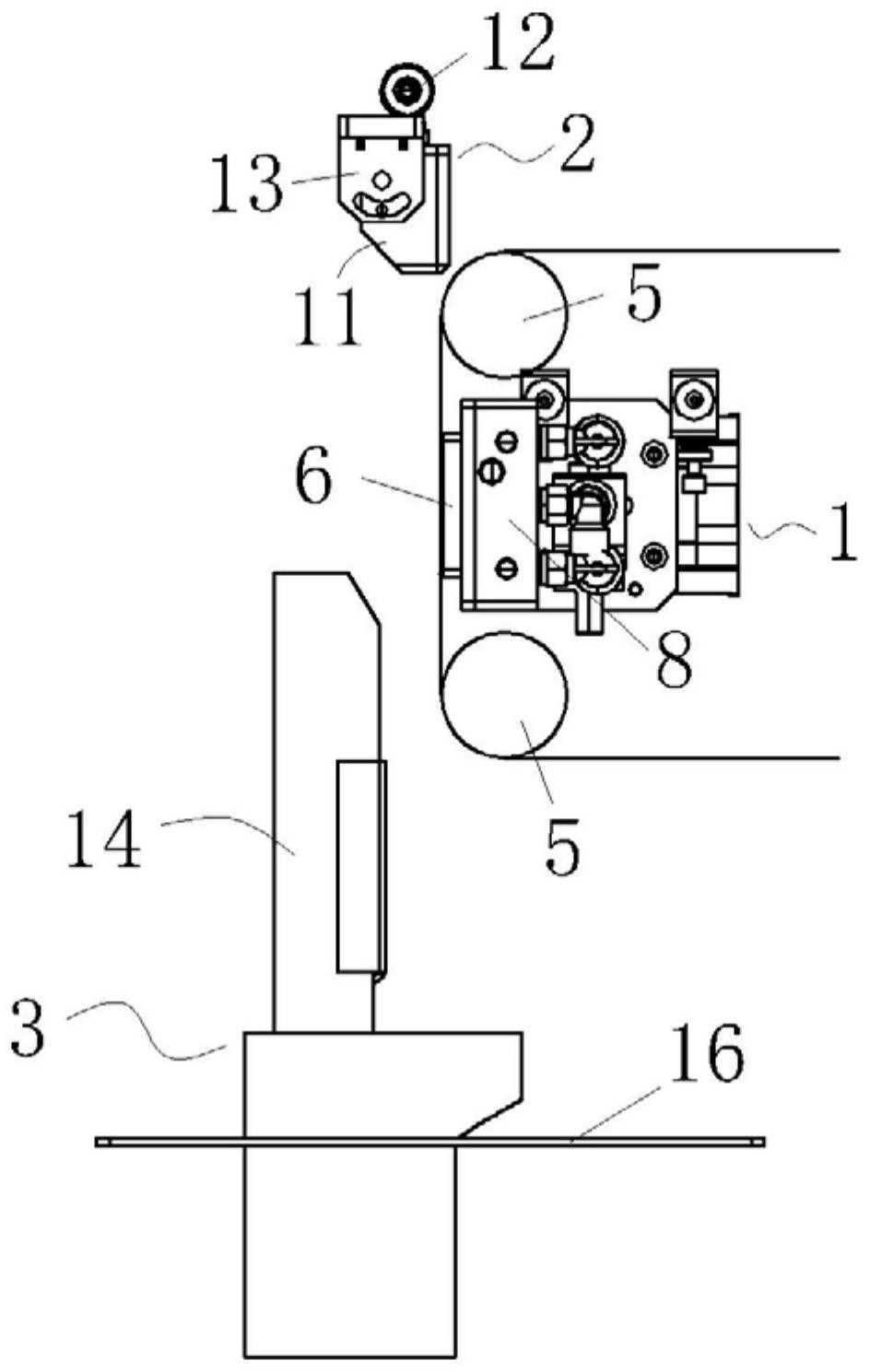 除塵裝置,包括:吸附機構,用於產生吸力以使電池極片被吸附;吹氣機構