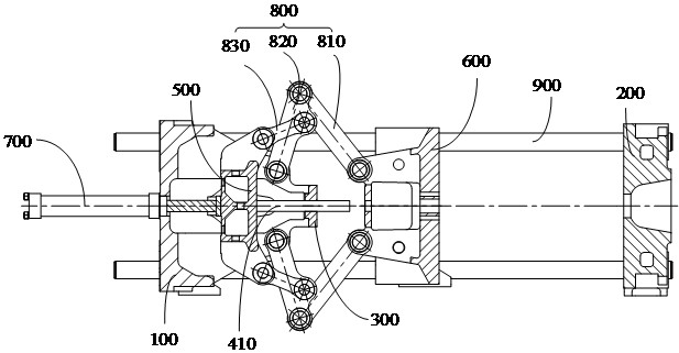 其中,锁模机构包括尾板,盖板,导杆及推板;盖板设