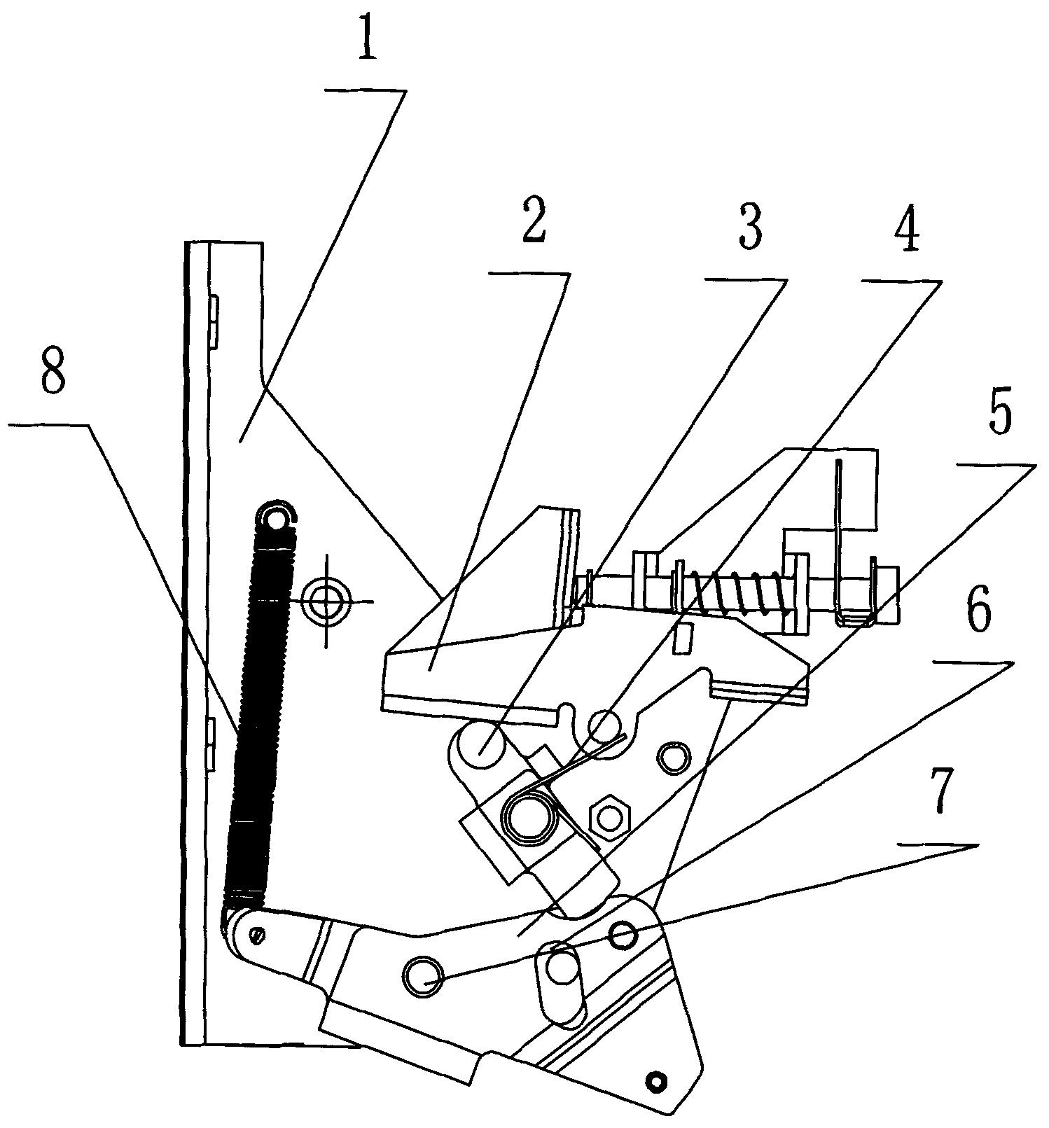 转动的分闸杠杆,分闸杠杆的下端设和分闸杠杆接触的可转动的先导掣子