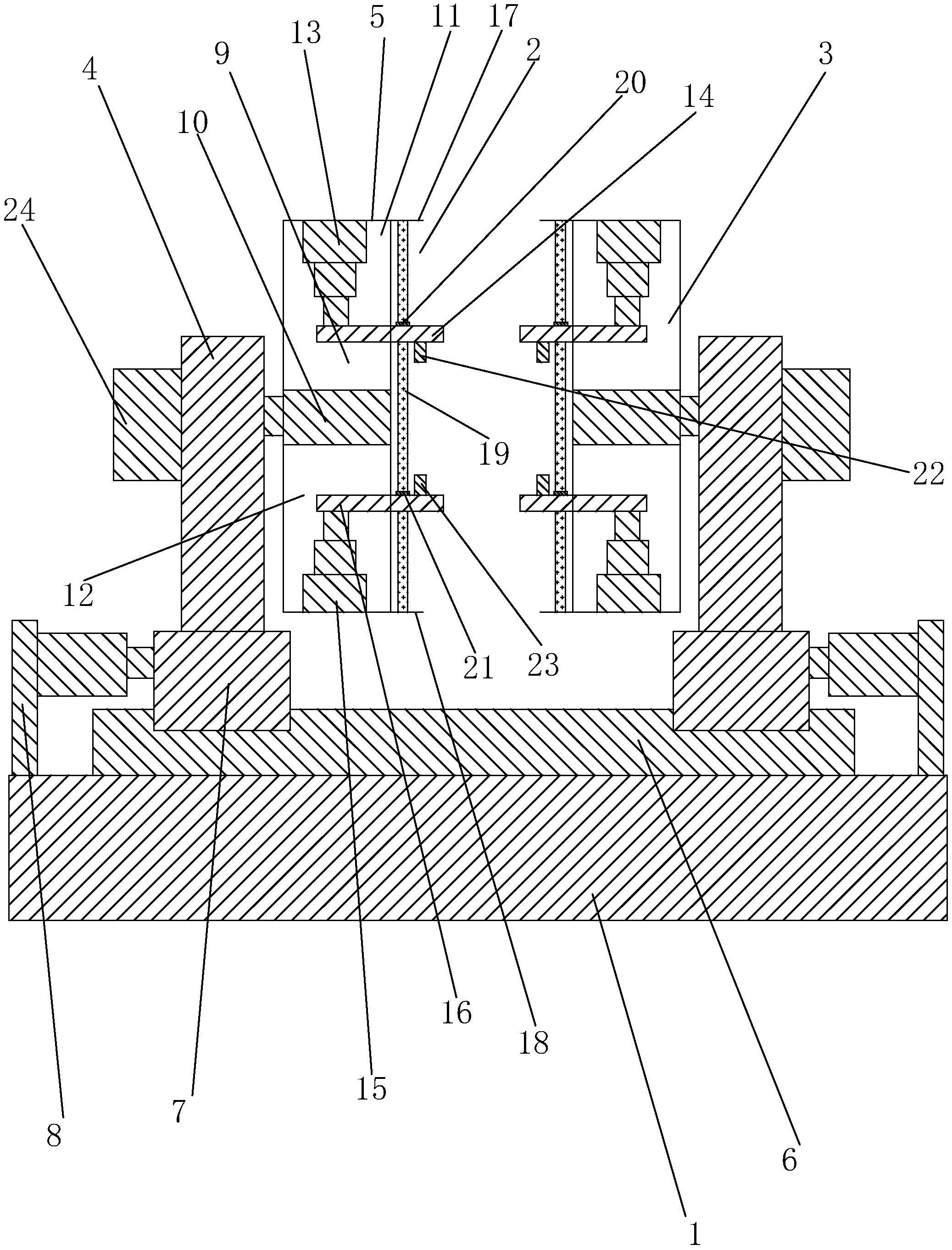 封箱机的调整装置,包括工作台,所述工作台上设有结构对称设置的左调节