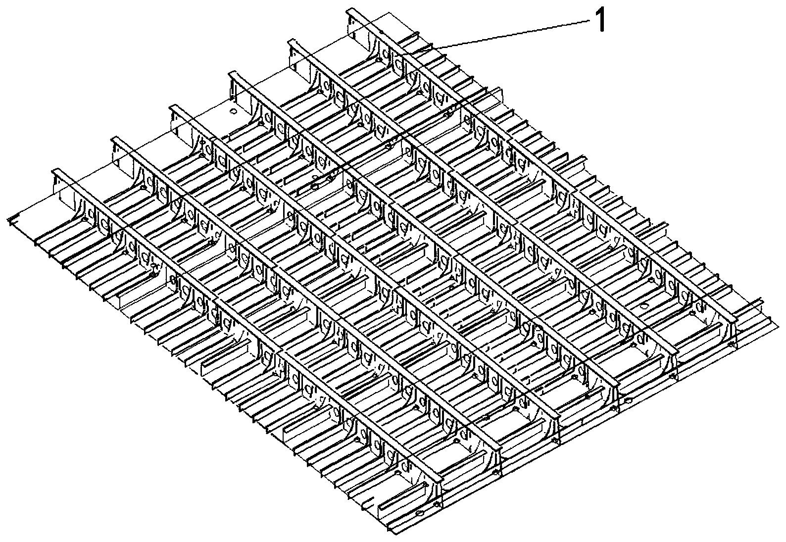 种大跨度甲板平整度控制工艺,涉及船舶建造技术领域,包括分段结构形式