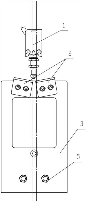 所述触发板安装座固定安装在起重机小车的平衡梁腹板上