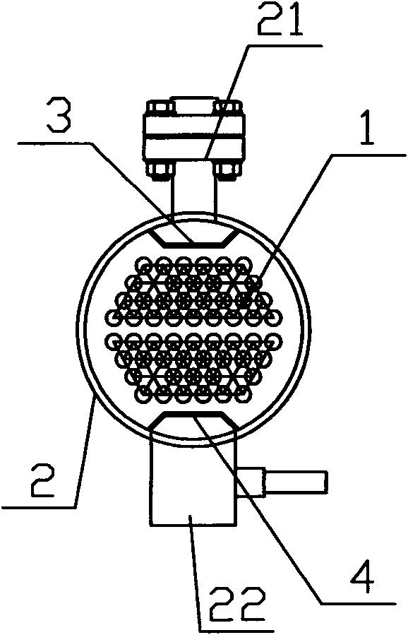 包括内部安装有冷凝管的水平设置的筒体,筒体上部设有进气口,筒体底部