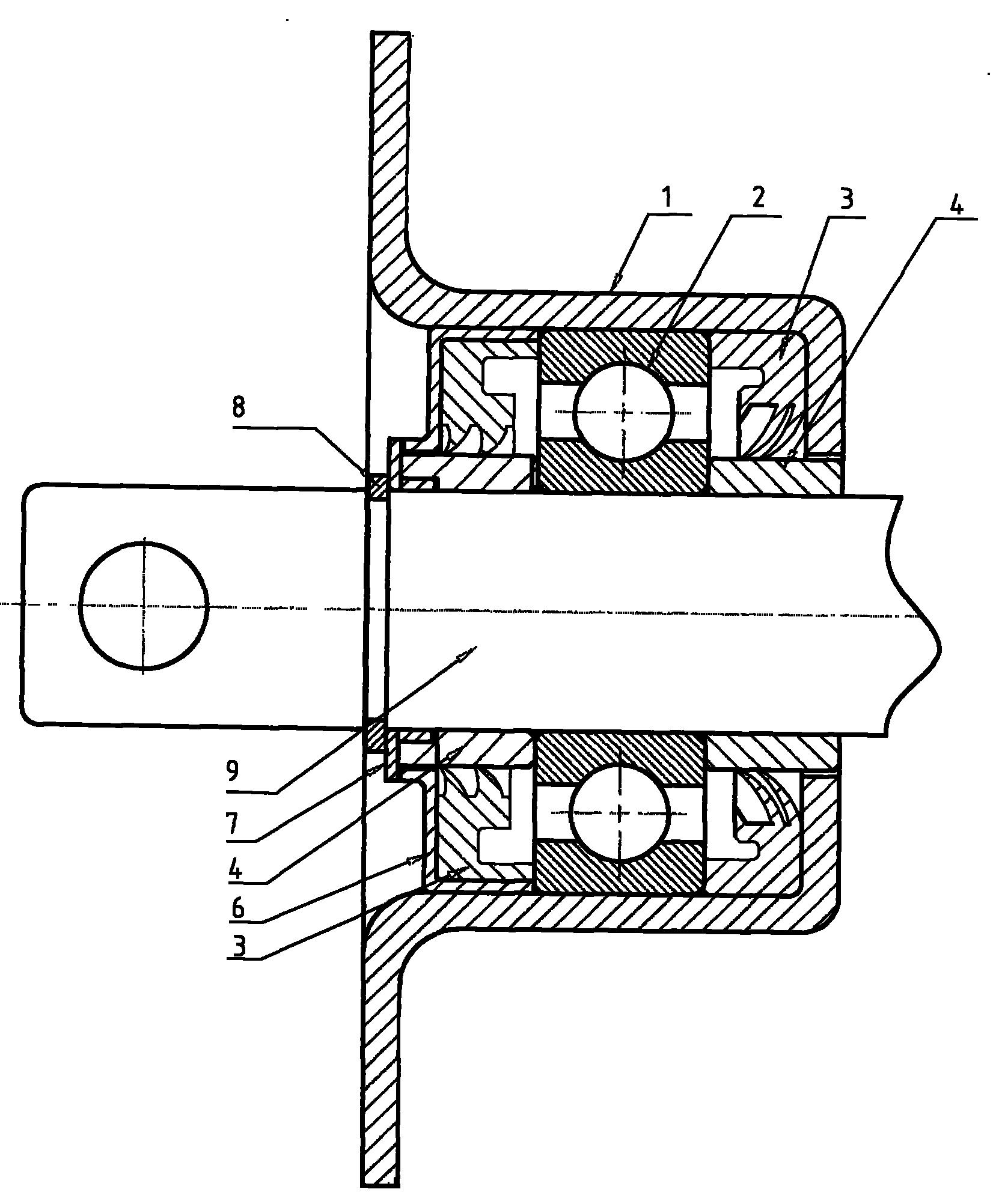 轴承润滑密封装置,包括轴承室与轴承,轴承室内设有轴承及轴承密封装置